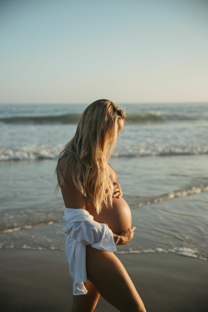 a photo of a pregnant mother taken by Ventura photographer lolo elizabeth